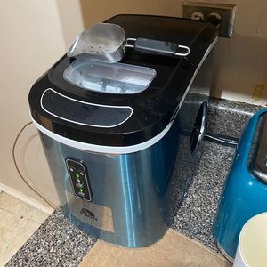 Like new Igloo ice maker